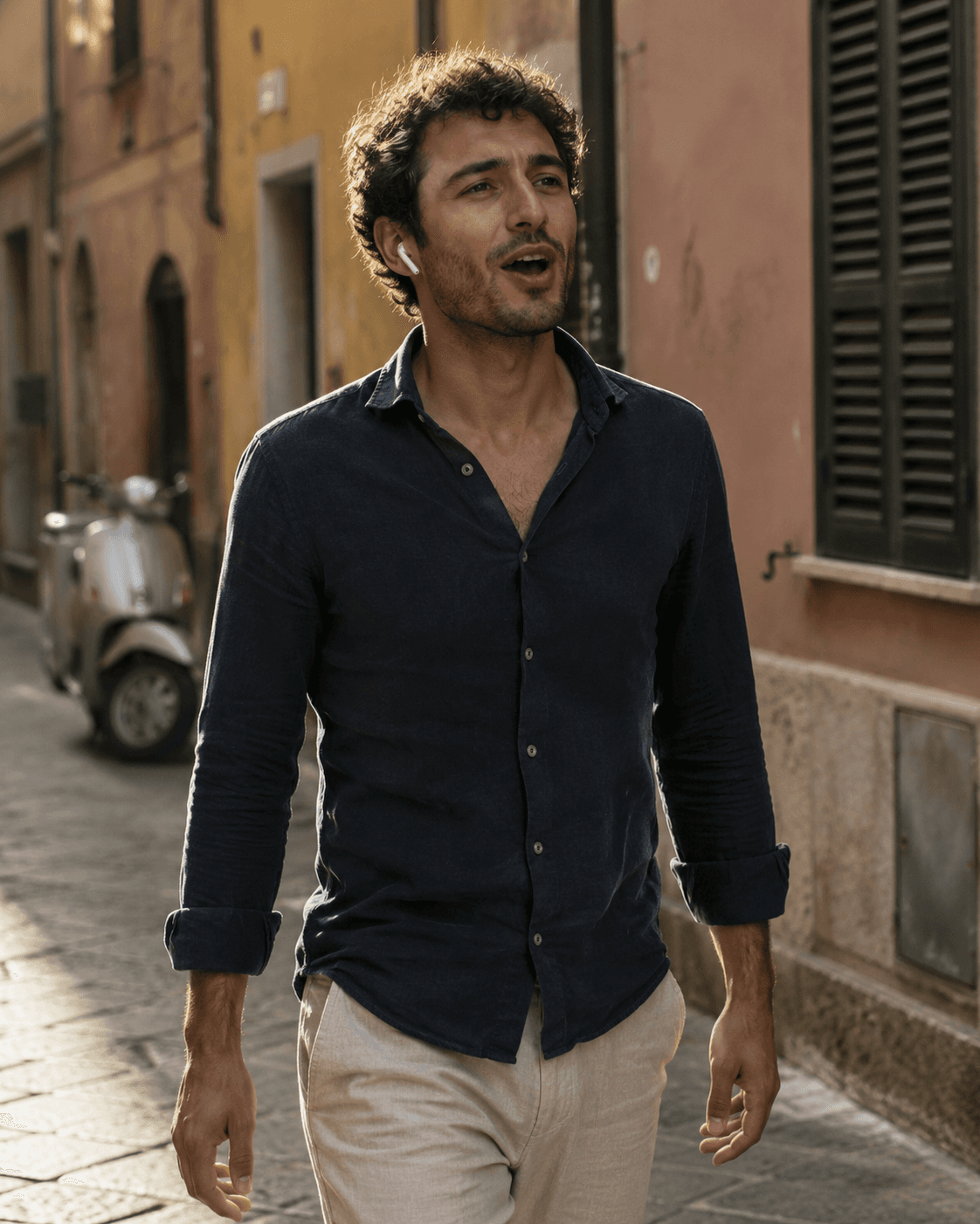 Person walking in daylight wearing an earbud, answering an Italian prompt